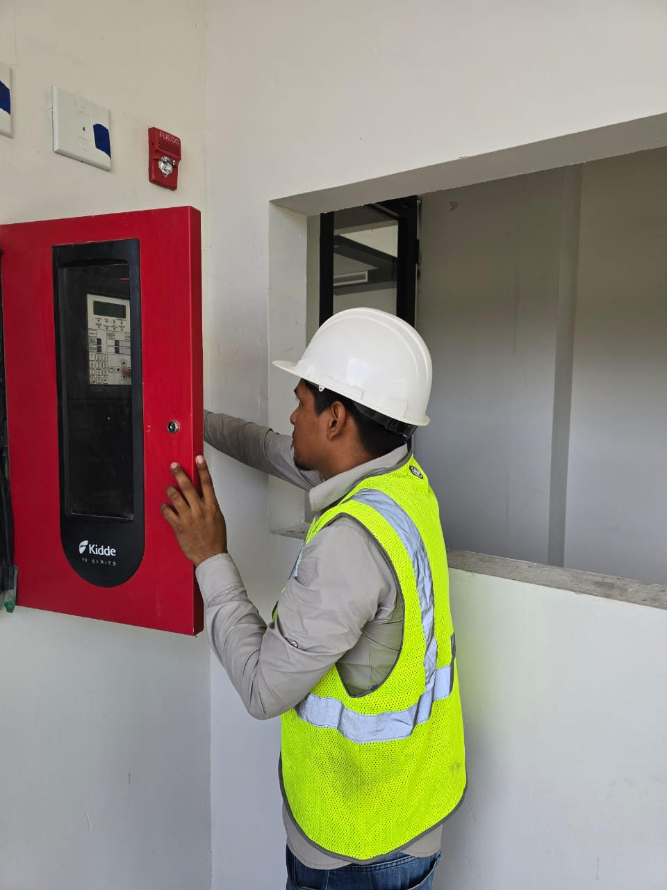 Ingeniero realizando inspección de sistemas contra incendios