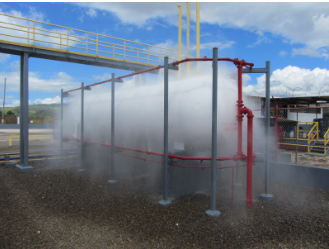 Persona diseñando un sistema de proyecto