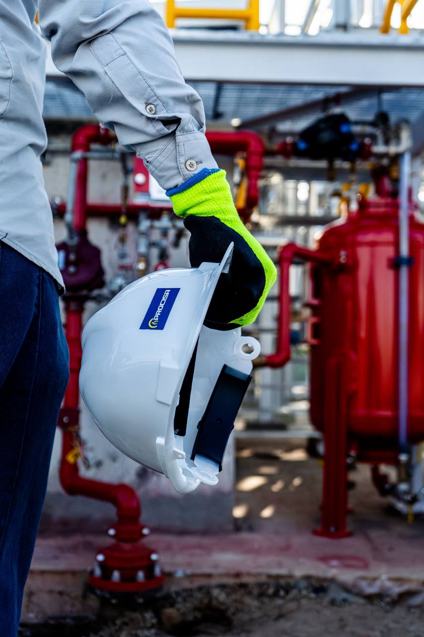 Persona diseñando un sistema de proyecto