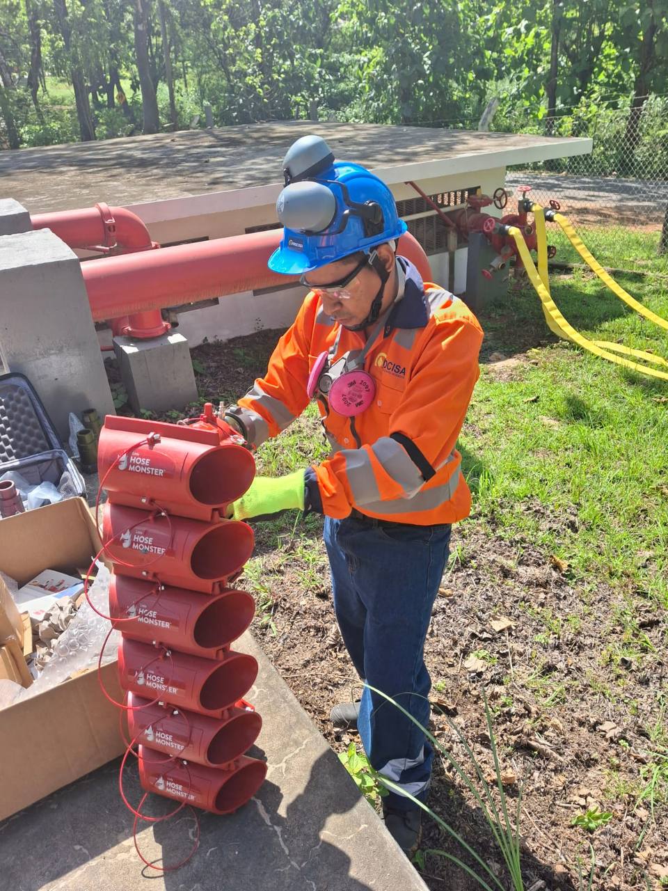 Ingeniero realizando inspección de sistemas contra incendios